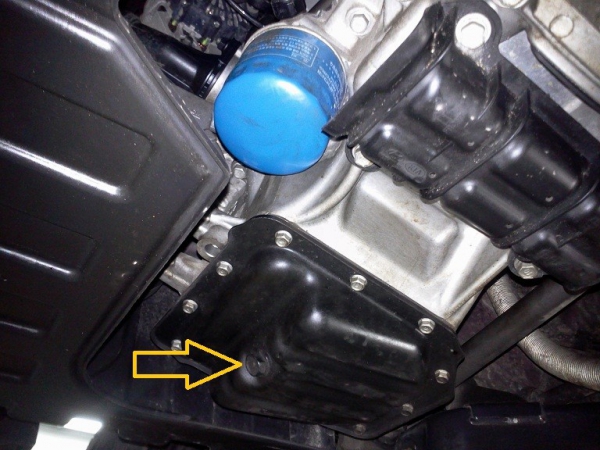 Стрелкой помечена сливная пробка, а синий - это масляный фильтр на примере Kia Rio 3